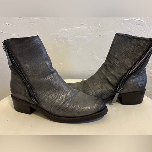 Stylish Silver Frye Ankle Boots - Size 7 - Picture 2 of 8